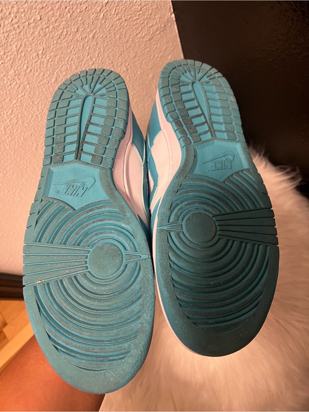 Nike women’s ' Turquoise and White Low-Top wSneakers - Picture 4 of 5